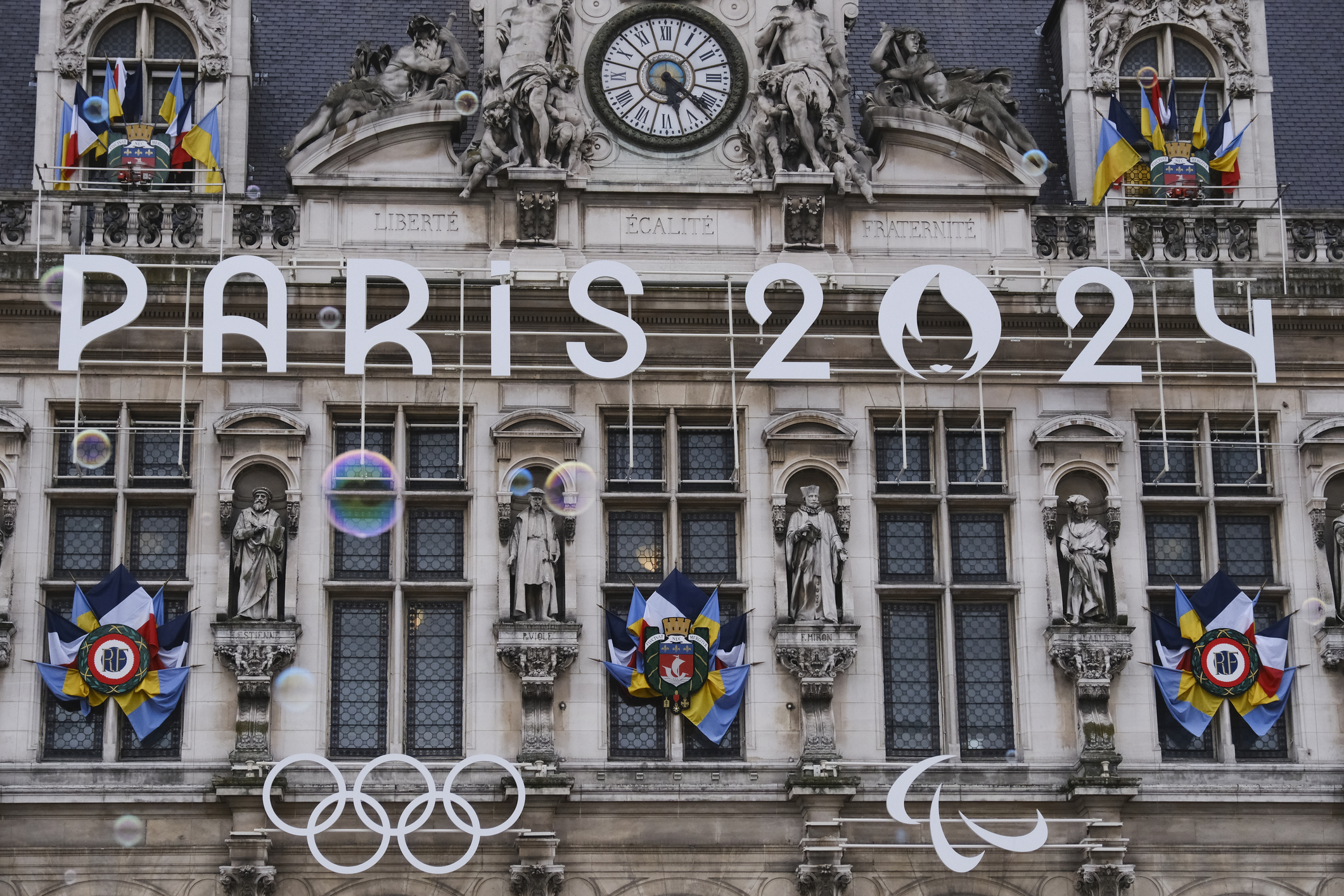 Paris, France, April 29, 2024. The giant logo of the 2024 olympic games is installed in front of the city hall in Paris, the city hosting the games in 2024